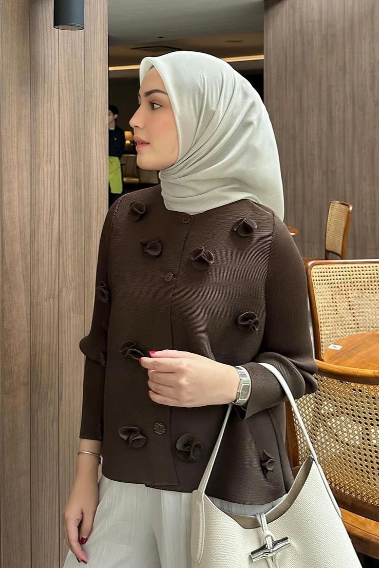 Blossom Pleats Blouse - Atasan Wanita Rajut Bahan Pleats Aksen Bunga - Image 4