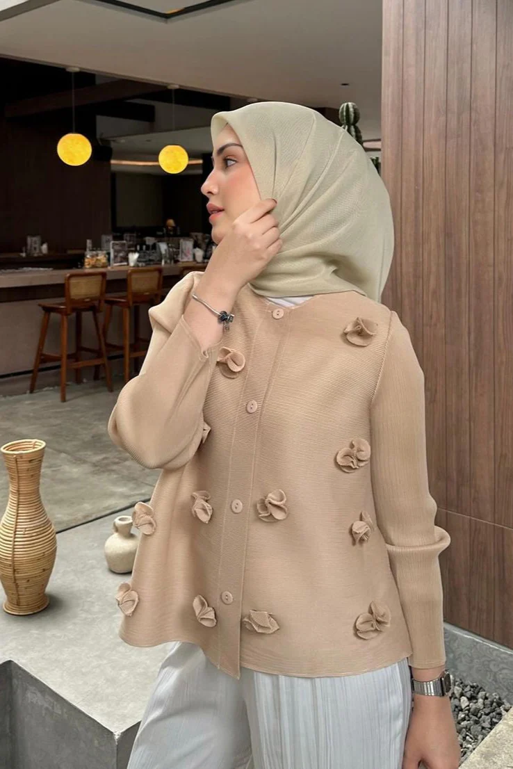 Blossom Pleats Blouse - Atasan Wanita Rajut Bahan Pleats Aksen Bunga - Image 5